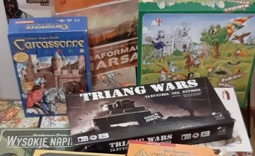 Okładki gier Carcassonne oraz Triang Wars. W tle widać inne gry planszowe., na tle