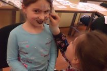 Dziewczynki malujące twarze