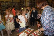 Przedszkolaki wybierają zakładki do książek