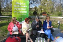 Burmistrz Zbigniew Szaleniec czyta dzieciom książeczkę