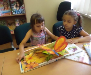 Dziewczynki z książką z ruchomymi ilustracjami
