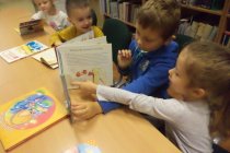 Dzieci oglądające książki o zębach