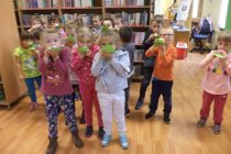 Dzieci z mydełkami robionymi w bibliotece