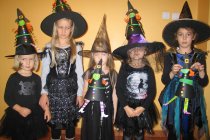 Dziewczynki przebrane za czarownice
