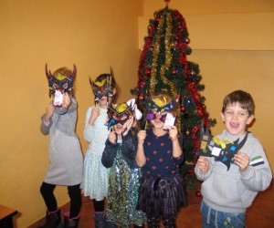 Dzieci prezentują swoje maski karnawałowe
