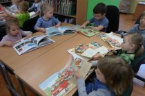 Dzieci czytające ksiązki o strażakach