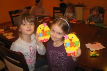 Dziewczynki ze swoimi kartkami - kurczakami