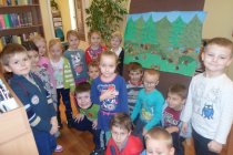 Dzieci stojące przy rysunku lasu