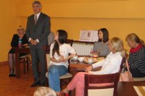Burmistrz Zbigniew Szaleniec składa gratulacje Magdalenie Majcher