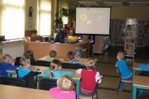 Przedszkolaki oglądają prezentację
