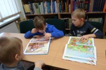 Dzieci z książkami z ilustracjami 3D