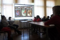 Dzieci oglądają prezentację o komiksach