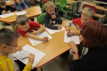 Przedszkolaki próbują "pisać" alfabetem Beaille'a 