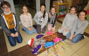 Dzieci prezentują kolorowe meduzy