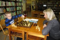 Chłpoczyk z mamą gra w szachy