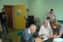 Seniorzy włączający laptopy
