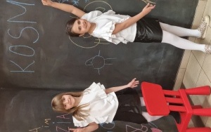 Dziewczynki malują kosmos