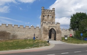 1. Brama Krakowska w Szydłowie