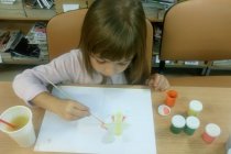 Emilka maluje motyla