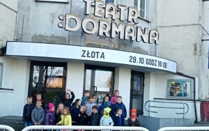 Dzieci przed teatrem