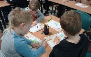 Dzieci wykonują mapy swoich wymyślonych państw