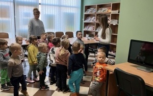 Przedszkolaki zwiedzają bibliotekę