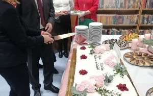 Krojenie torta przez Przewodniczącą Rady Miejskiej Jolantę Moćko...