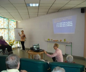 Seniorzy rozwiązujący zagadki