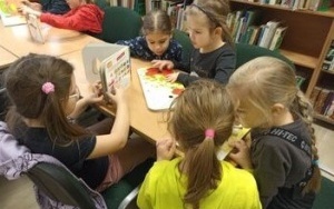 Dzieci oglądające książki z puzzlami