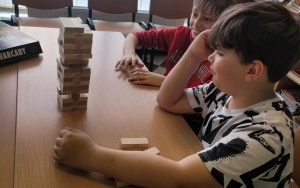 Chłopcy opracowują strategię gry w Jengę