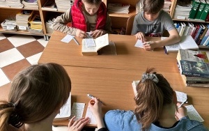 Dzieci dopisują karty do książek