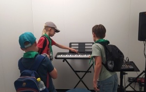 Dzieci zainteresowały się instrumentami w strefie ciszy