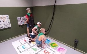 Dzieci w pokoju zabaw sensorycznych