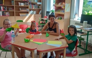 Dzieci pokazują prace z origami