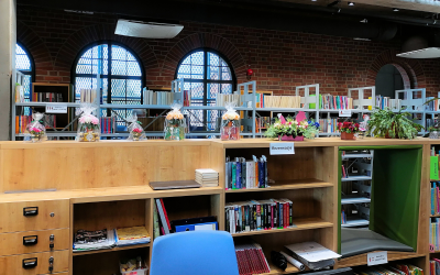 Wnętrze biblioteki ozdobiły kwiaty wykonane przez pracownię Gardinio delle rose