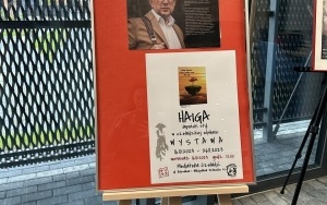 Plakat wystawy i biogram Krzysztofa Machy