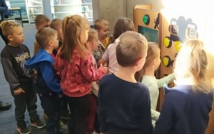Dzieci wypróbowały też automaty do gry