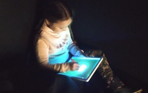 Dziewczynka maluje światłem