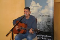 Jacek Pikuła śpiewa
