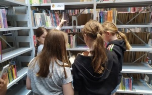 Dziewczynki szukają książki z ukrytym zadaniem