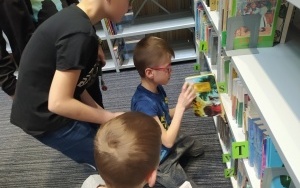 Chłopcy szukają książki, w której ukryto zadanie