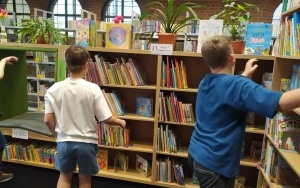 Chłopcy szukają książki z zadaniem