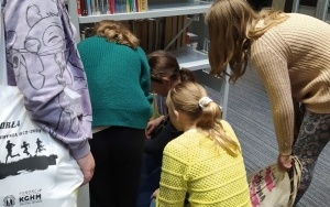 Grupa dziewcząt szuka książki, w której ukryto zagadkę
