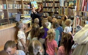 Przedszkolaki słuchają opowieści o książkach