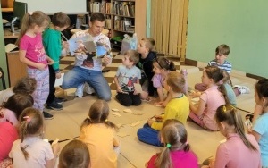 Dzieci słuchają opowieści o życiu łąki