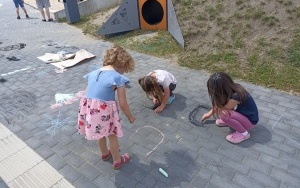 Dzieci podczas tworzenia pejzażu postindustrialnego