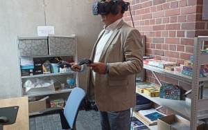 Zastępca Burmistrza Andrzej Mentel wypróbował okulary VR