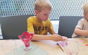 Chłopiec malujący wazon