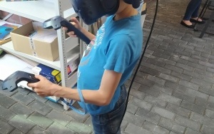 Chłopiec podczas zabawy goglami VR
