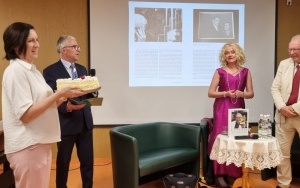 Tort, kwiaty i życzenia od Dyrektora biblioteki
